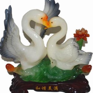 和諧美滿 樹脂仿玉工藝品家居擺件 百年好合天鵝擺件結(jié)婚禮物 創(chuàng)意新婚裝飾品婚慶婚房擺設(shè)